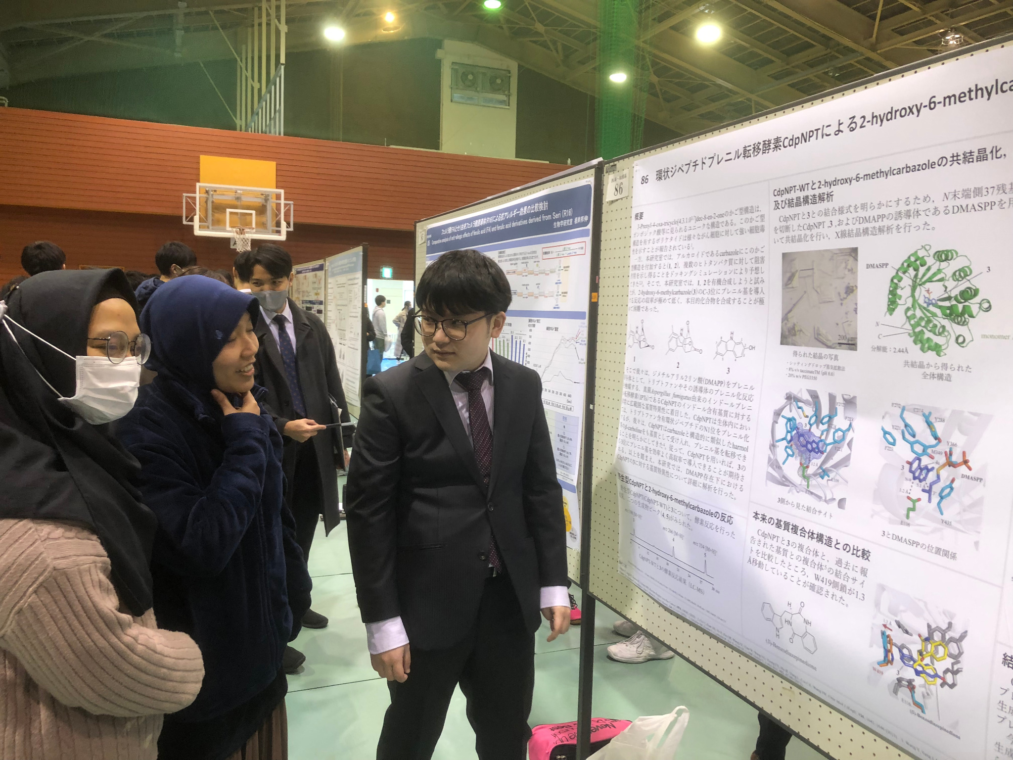 学会で研究について議論する研究室メンバー